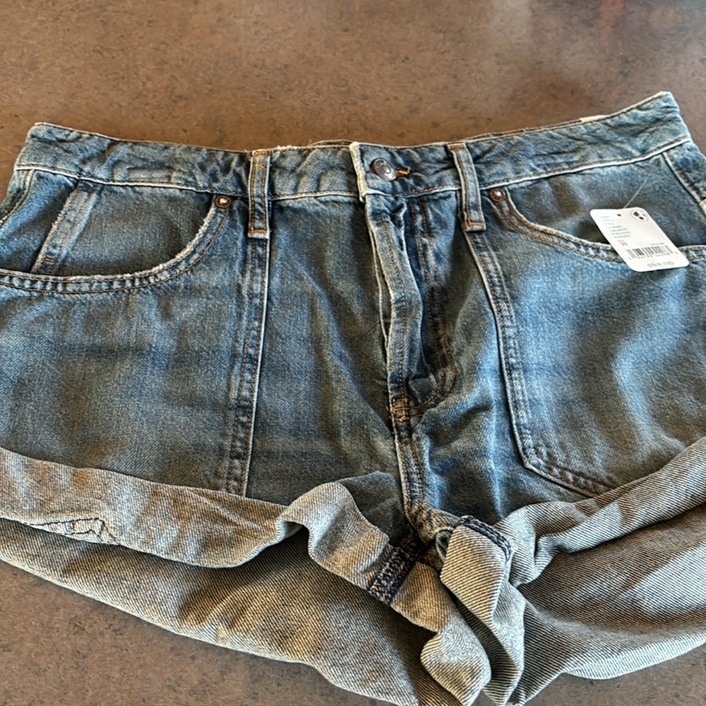 Free People Bundle!
Beginners Luck Slouch Shorts and 2 shirts! - Picture 6 of 12